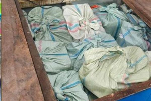 Polisi Gagalkan Penyelundupan 750 Liter Cap Tikus di Pelabuhan Manado