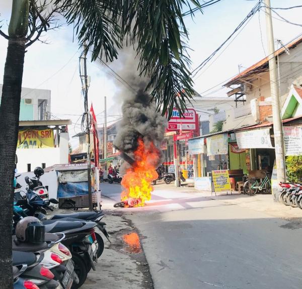 Diduga Konsleting Listrik, Satu Sepeda Motor Terbakar di Jalan Dewi Sri