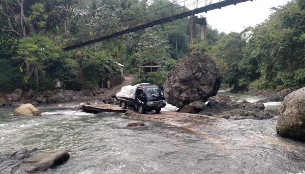 Nekat, Mobil Lewati Arus Deras Sungai di Naringgul Cianjur Selatan