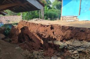 BPBD Jabar Ungkap Dampak Tanah Bergerak di Bandung Barat Hampir 2 Hektare, 40 Bangunan Rusak