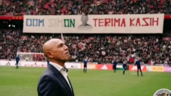 Ribuan Fans Ajax Amsterdam Bentang Spanduk untuk Tahamata: Om Simon Terima Kasih