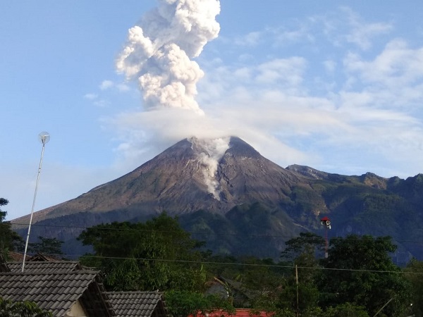 Sepanjang Senin Tercatat 8 Kali Awan Panas di Puncak Gunung Merapi, BPPTKG: Bukan Eksplosif
