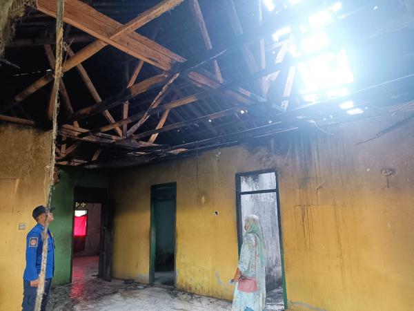 Rumah Seorang Janda di Desa Kadujajar  Malingping Lebak Terbakar