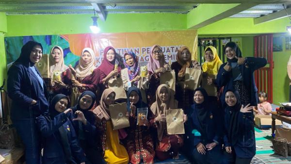 Mahasiswa UPGRIS Kenalkan Camilan Sehat Keripik dari Gedebog Pisang