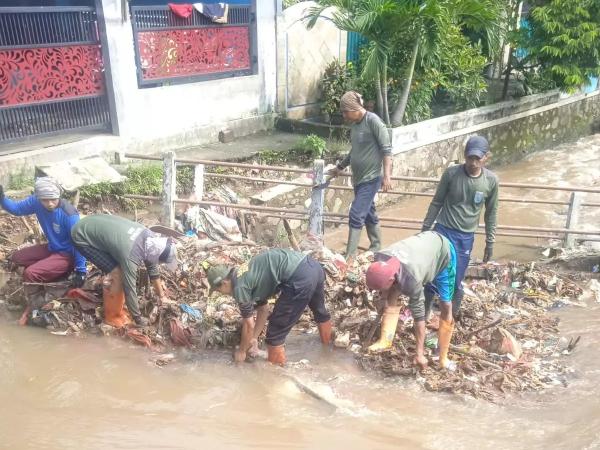 Sudah Tidak Terpakai, DPUPR Kota Depok Bongkar Jembatan di Kali Cabang Barat Pancoran Mas