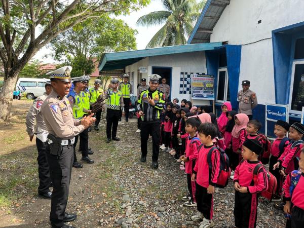 Polantas Berikan Pemahaman Tentang Rambu Lalu lintas dan Edukasi untuk Murid TK di Pidie Jaya Aceh