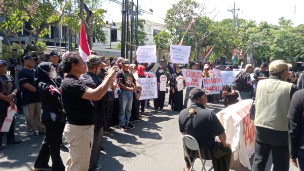 Ratusan Masyarakat Gelar Demo di Depan Gedung DPRD Tulungagung, Dukung Hak Angket Pemilu