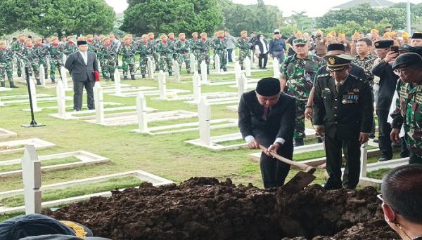 Pimpin Upacara Pemakaman Solihin GP, Bey: Semangat dan Keikhlasan Almarhum Patut Diteladani
