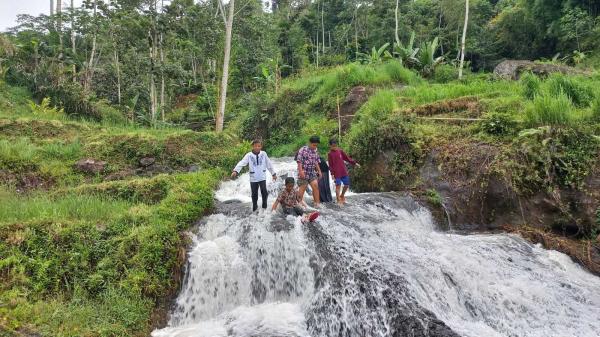 Pesona Sungai Batu Ngampar yang Dingin di Tengah Persawahan dan Perkebunan Teh Taraju Tasikmalaya