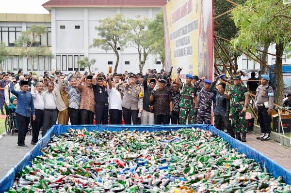 Operasi Jelang Ramadhan, Polda Riau Musnahkan 14.958 Botol Berisi Miras