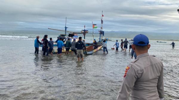 Perahu Terdampar di Pantai Karang Kukus Pameungpeuk Garut
