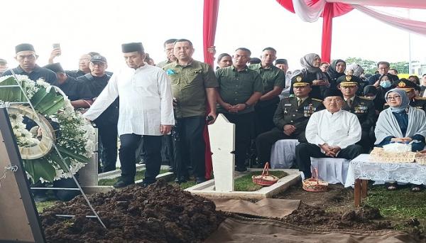 Hadiri Pemakaman Solihin GP, Jusuf Kalla: Beliau Tokoh Bangsa