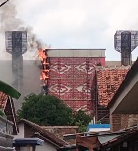 BREAKING NEWS : Stadion Watubelah Sumber Kebakaran
