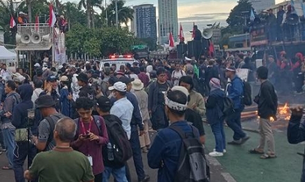 Dugaan Kecurangan Pemilu, Ribuan Masa di Gedung DPR Jakarta Desak Hak Angket Digulirkan