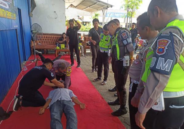 Polisi dan Relawan Jombang Lakukan Pelatihan Pertolongan Pertama Korban Lakalantas, Begini Tekniknya