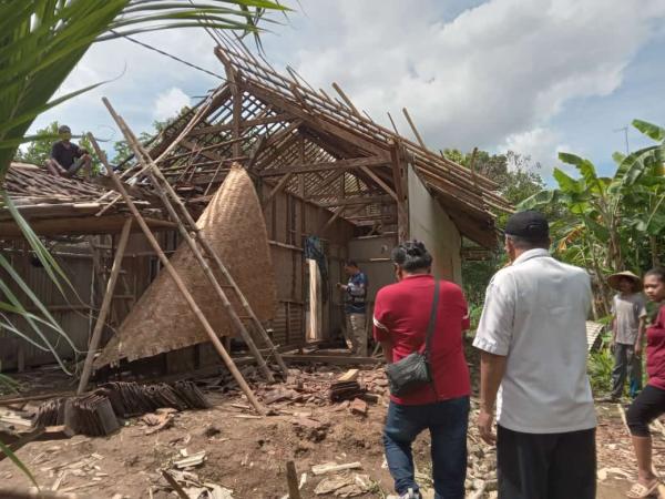 Diterjang Hujan Badai, Rumah Sona di Ciamis Ambruk Porak Poranda