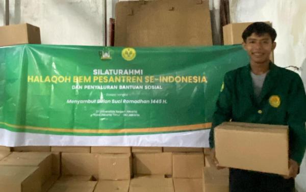 Harga Pangan Naik, BEM Pesantren se-Indonesia Berbagi Ratusan Paket Sembako