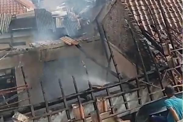 Ponpes Al-Hasyimiyah Cilegon Terbakar Hebat, Puluhan Santri Panik dan Alami Sesak Nafas