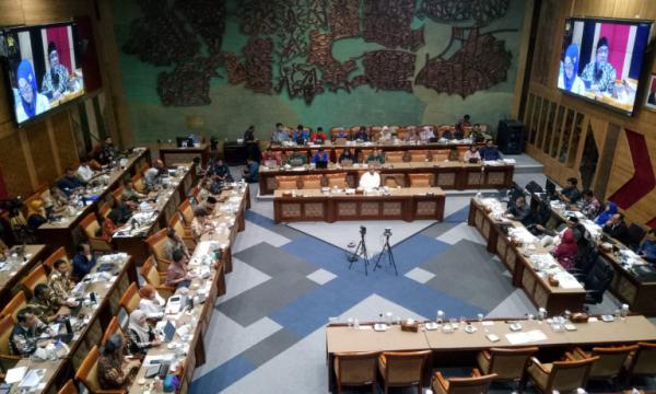 Suasana Rapat Kerja Menteri Pendidikan dengan Komisi X DPR RI di Senayan