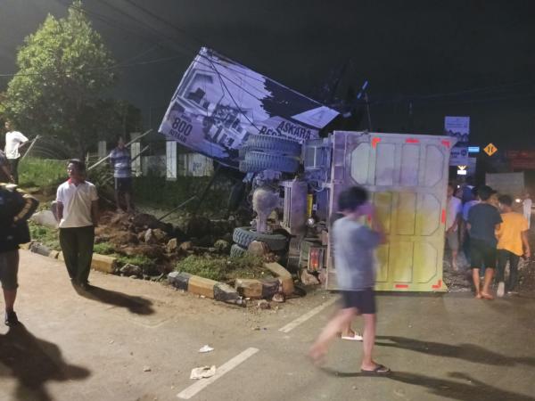Kecelakaan Tunggal Dump Truk di Jalan Raya Transyogi Cibubur,  Warung Nasi hingga Pagas SPBU Hancur