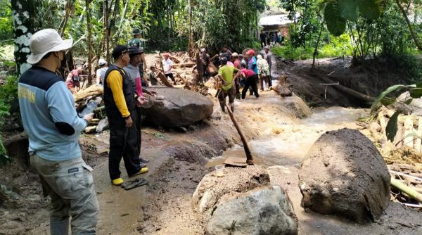 Sungai Cisaat Meluap, 3 Rumah dan Satu Pesantren di Malangbong Garut Terdampak