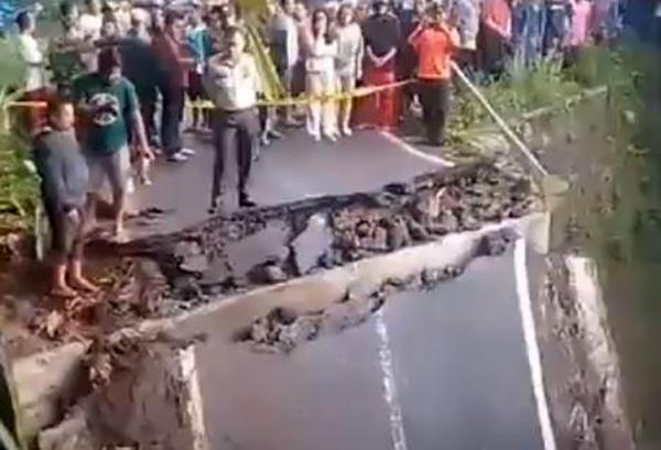 Jembatan di Randuacir Salatiga Roboh, 1 Pengendara Motor Tewas Tertimbun, 2 Luka