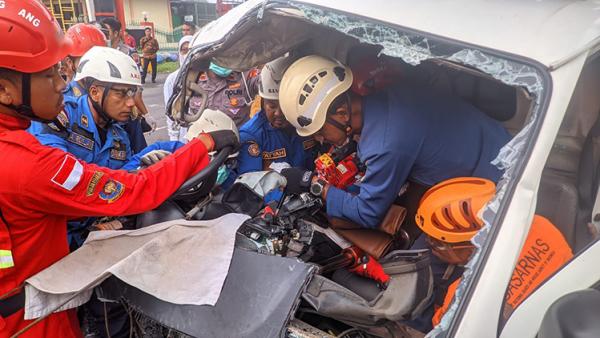 Kecelakaan Pikap Tabrak Pohon di Jalan Semarang-Magelang, Sopir Terjepit