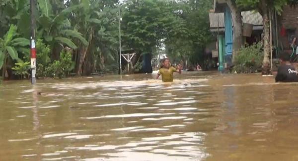 Warga yang Bertahan di Tengah Banjir Mulai Terserang Penyakit Gatal, Andalkan Bantuan Orang