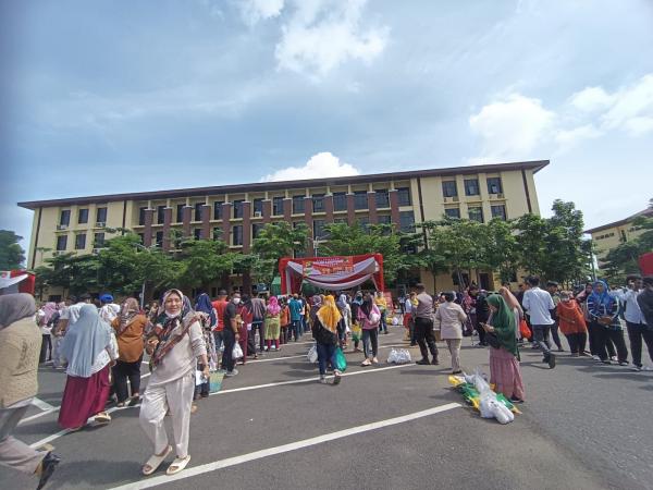 Jelang Ramadhan, Ratusan Emak-emak Antusias Rela Antre Panas-panas di Pasar Murah Polda Lampung