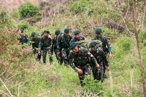Potret Perjuangan Prajurit Banteng Raiders Napak Tilas ke Puncak Medini Gunung Ungaran