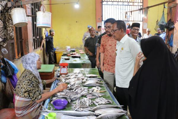 Jelang Ramadhan, PJ Bupati Pidie Jaya Jailani Beuramat Pantau Harga Bahan Pokok di Pasar Tradisional