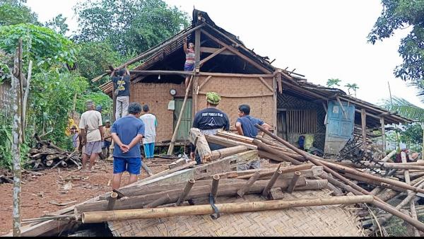Tak Pernah Dapat Bantuan, Sebuah Rumah Warga Gunung Kencana Lebak Ambruk