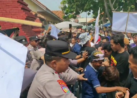 BREAKING NEWS : RICUH!! Aksi Unjuk Rasa Warga Surakarta, Masa Terlibat Saling Dorong dengan Petugas