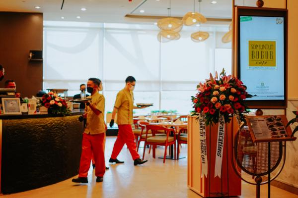 Sambut Anniversary Hotel Borobudur Jakarta ke-50, Sop Buntut Bogor Cafe Hadir di Pacific Place