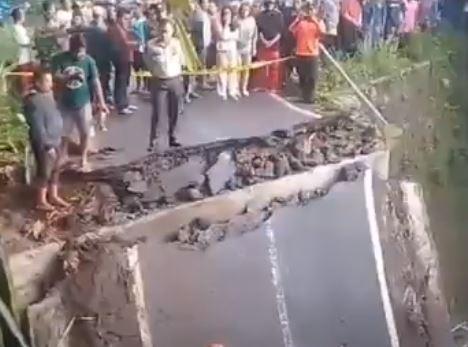 Jembatan Penghubung Salatiga-Semarang di Randuacir Ambruk, 1 Pengendara Tewas dan 2 Luka