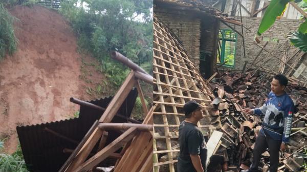 Rumah Ketua RT dan Warga di Ciamis Rusak Tertimpa Tebing Longsor dan Diterjang Angin Kencang