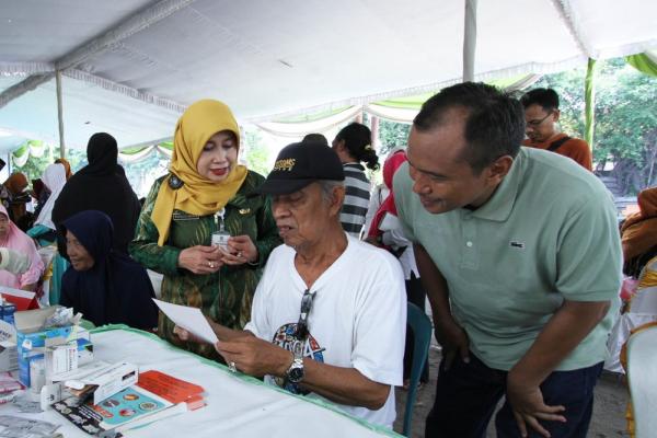 Peringati HPN 2024, PWI Gresik Gelar Layanan Pengobatan Gratis di Kampung Nelayan