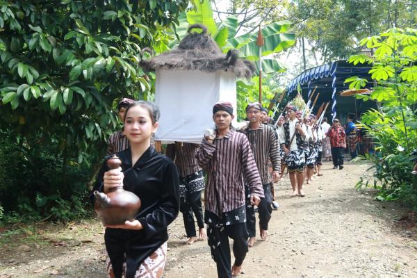 Melihat Ritual Puncak Grebeg Sadran Agung di Desa Glempang Banjarnegara