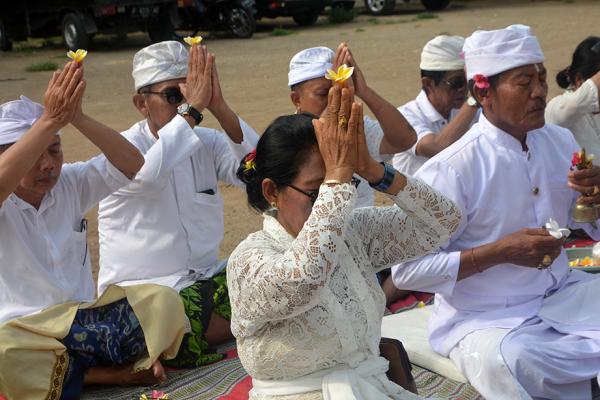 Tanpa Kirab, Umat Hindu Khidmat Ikuti Upacara Melasti di Pantai Marina Semarang