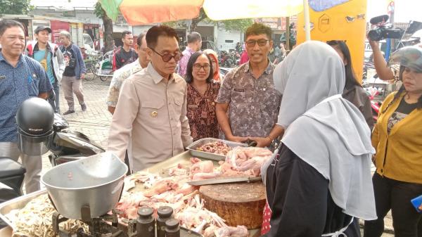 Jelang Ramadhan, Pj Bupati Tulungagung Lakukan Sidak Harga Kebutuhan Pokok di Pasar Ngemplak