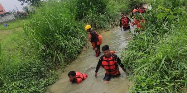 Bocah 4 Tahun Hilang Tenggelam di Sungai Sampang, Pencarian Masih Berlanjut