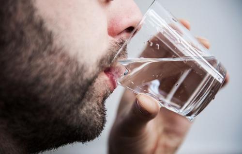 Inilah Bahaya Terlalu Banyak Minum Air Putih Sebelum Tidur