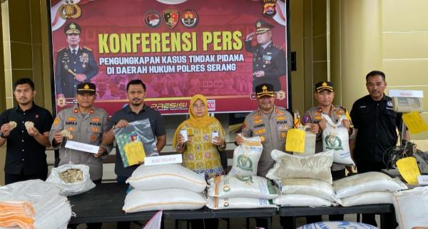 Polisi Bongkar  Kasus Pengoplosan Beras Bulog Menjadi Premium di Serang Banten
