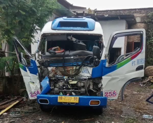 Bus Tabrak Truck di Taput, 14 Orang Luka-luka 