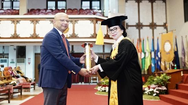 Prof Iftekhar Hasan Raih Penghargaan UNS Award 2024, Ini Sosoknya