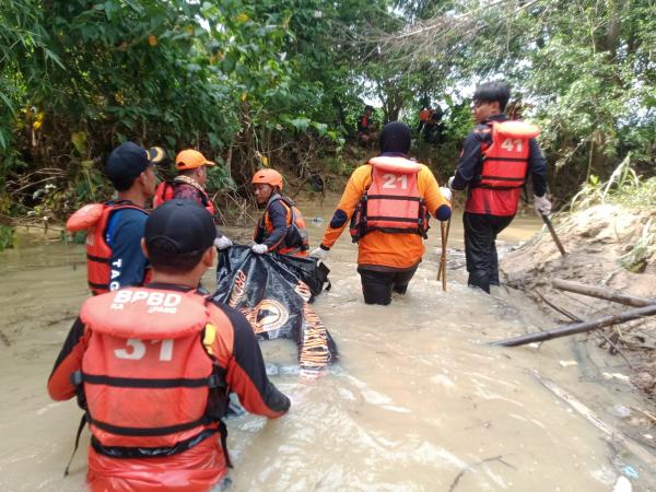 Tragedi Sungai Sampang,Korban Lukman Akhirnya Ditemukan Tidak Bernyawa Setelah 3 Hari Pencarian