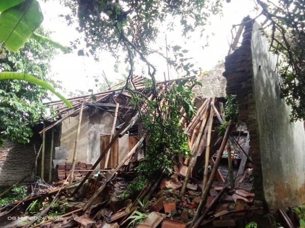 Dua Rumah di Malingping Ambruk Diterjang Hujan Campur Angin
