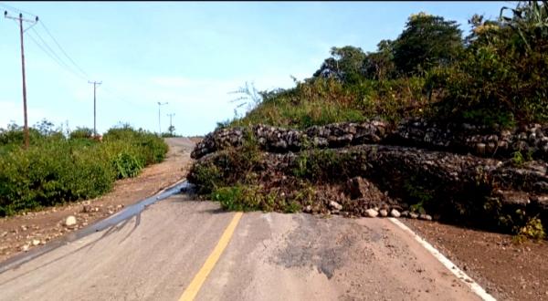 Cuaca Ekstrim, Tanah Longsor Tutup Ruas Jalan Sabuk Merah di Desa Nualian  Lamakenen Selatan