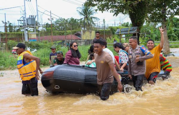 Polresta Sorong Kota Bergerak Cepat Evakuasi Warga Terdampak Banjir