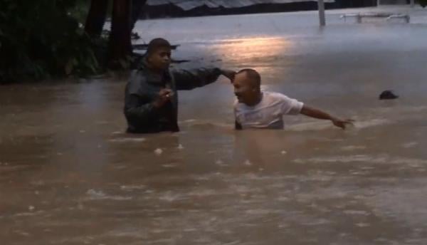 Banjir Setinggi 2 Meter Rendam Kota Padang, Ratusan Warga Dievakuasi